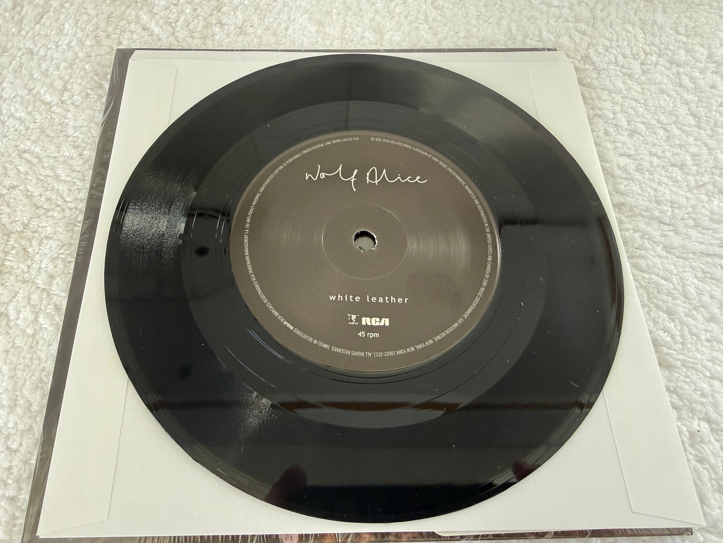 Wolf Alice – White Leather / Leaving You : 7”