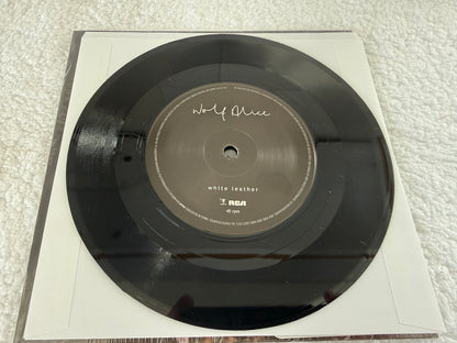 Wolf Alice – White Leather / Leaving You : 7”